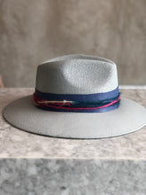 Cargar imagen en el visor de la galería, SOMBRERO PENDULO