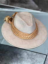 Cargar imagen en el visor de la galería, SOMBRERO COQUI COQUI