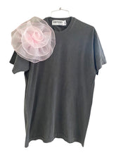Cargar imagen en el visor de la galería, Flower Bomb T-shirt
