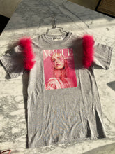 Cargar imagen en el visor de la galería, Vogue Beauty T-shirt
