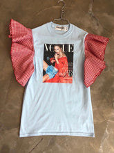 Cargar imagen en el visor de la galería, T-SHIRTS VOGUE CELESTE
