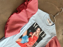 Cargar imagen en el visor de la galería, T-SHIRTS VOGUE CELESTE

