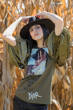 Cargar imagen en el visor de la galería, GREEN VELVET T-SHIRT
