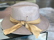 Cargar imagen en el visor de la galería, SOMBRERO MANIFEST
