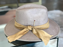 Cargar imagen en el visor de la galería, SOMBRERO MANIFEST
