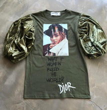 Cargar imagen en el visor de la galería, GREEN VELVET T-SHIRT
