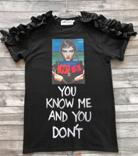 Cargar imagen en el visor de la galería, YOU KNOW ME T-SHIRT

