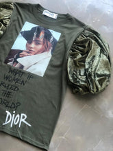Cargar imagen en el visor de la galería, GREEN VELVET T-SHIRT
