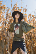 Cargar imagen en el visor de la galería, GREEN VELVET T-SHIRT
