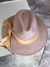 Cargar imagen en el visor de la galería, SOMBRERO MANIFEST
